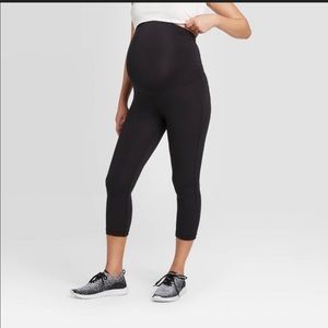 Active Capris with Crossover Panel - Ingrid & Isabel maternity workout pants - M